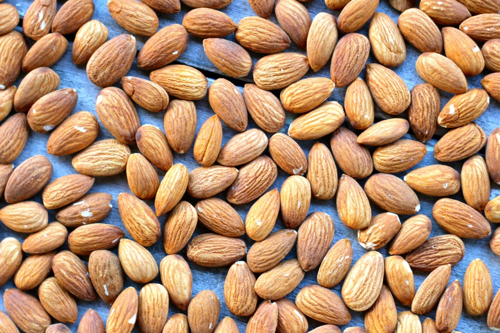 energy-balls-almonds