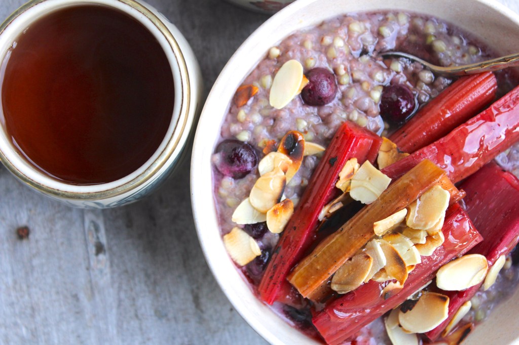 blueberry-buckwheat-porridge-tea-closeup