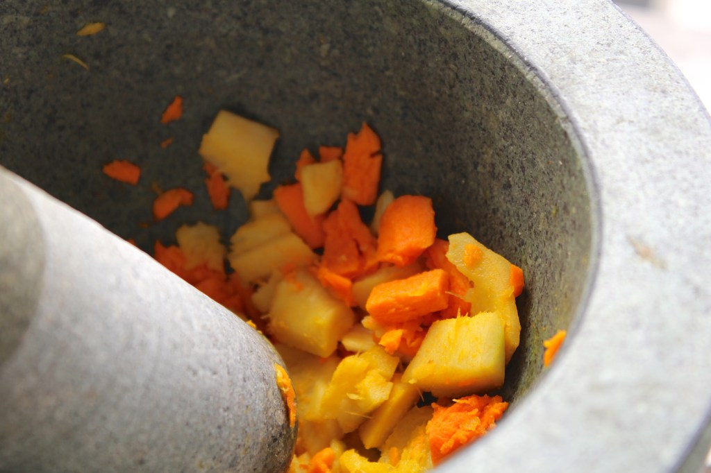 turmeric-ginger-juice-mortar-pestle