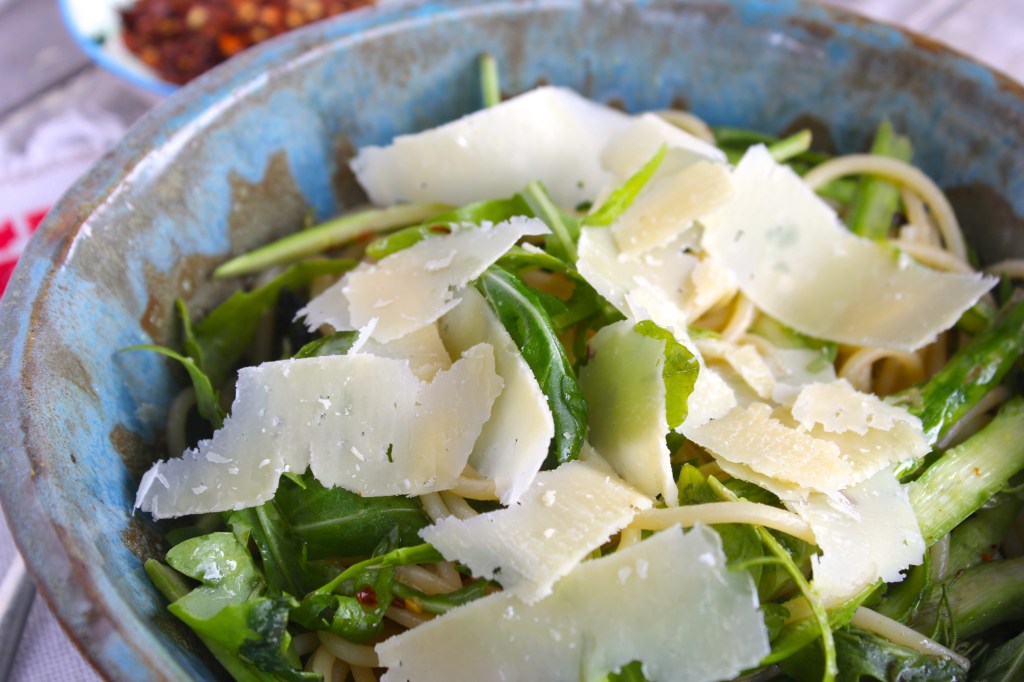 spaghetti-asparagus-chilli-closeup