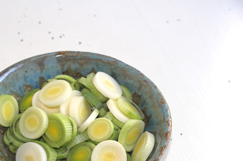 leek-zucchini-frittata-sliced-leeks