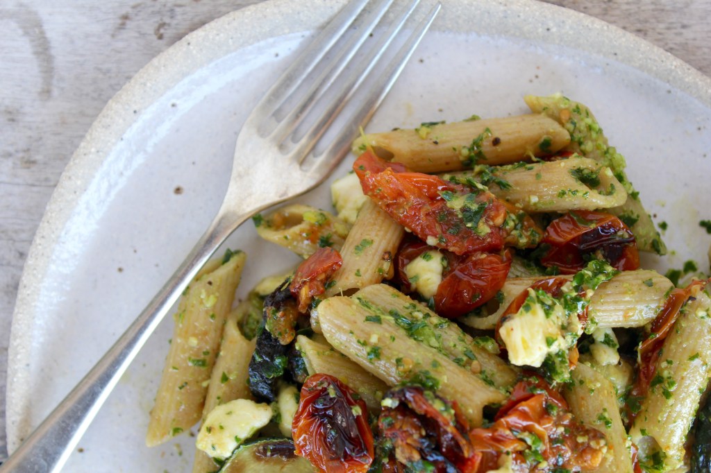 roasted-cherry-tomato-zucchini-kale-pesto-pasta-closeup