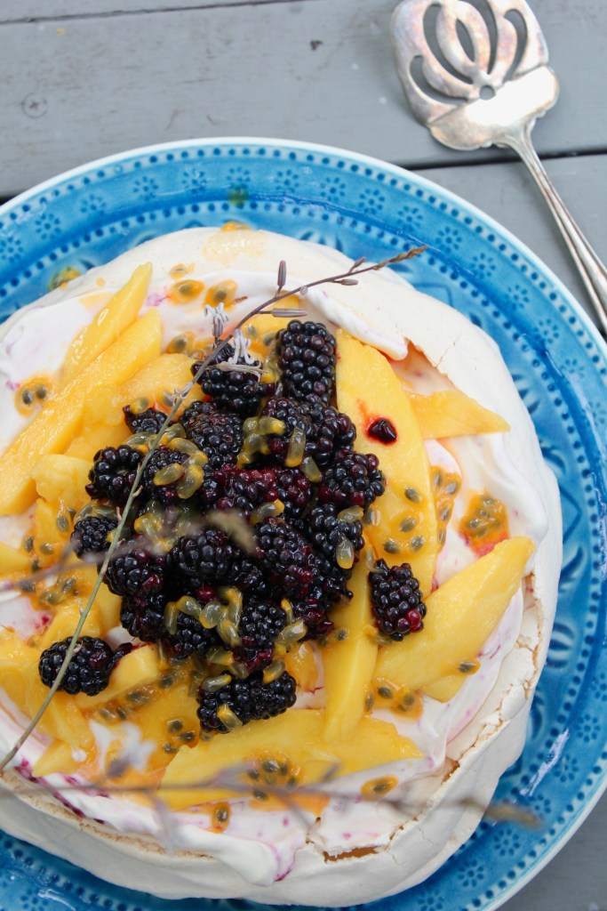 blackberry-pavlova