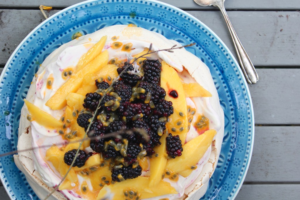 blackberry-pavlova